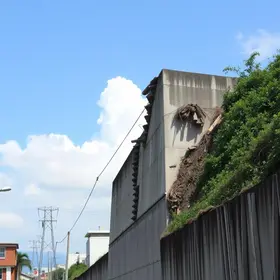 muro com risco de queda